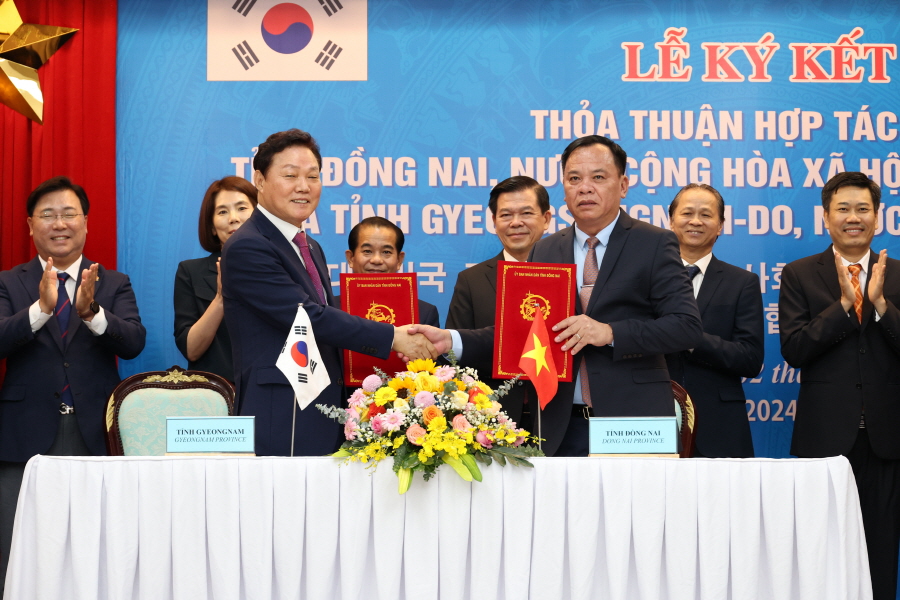 ▲ 동남아 순방 경남대표단장인 박완수 도지사와 베트남 동나이성 응웬 홍 링(Nguyen Hong Linh) 당서기가 ‘산업·계절인력, 대학간 교류’를 명시한 강화협정을 체결하고 있다. ⓒ경남도 제공