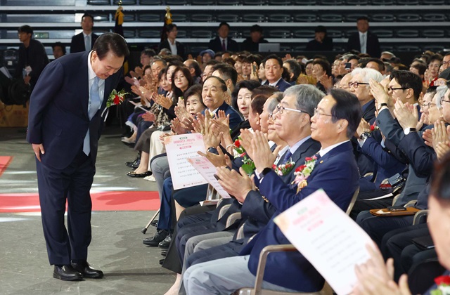 ▲ 윤석열 대통령이 3일 서울 중구 장충체육관에서 열린 제52회 어버이날 기념식에서 참석자들에 인사하고 있다. ⓒ뉴시스