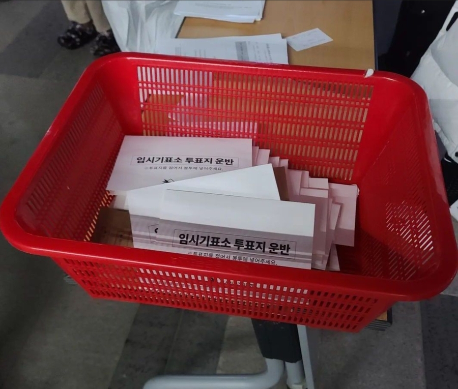 ▲ 플라스틱 소쿠리로 관리하는 투표용지. 
인사채용 비리 투성이 선관위가 하는 선거관리 업무, 믿을 수 있을까?
선관위는 선거관리 업무를 감사하려는 감사원의 정당한 집무를 거부하지 말라.
자진해서 감사를 수용, 땅에 떨어진 신뢰의 회복 기회로 삼길 바란다.ⓒ