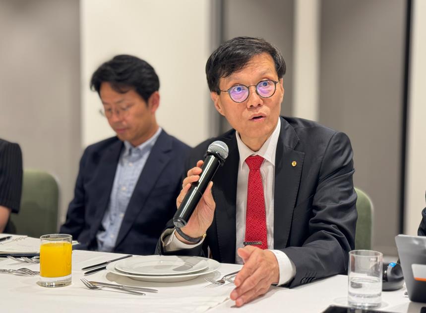 ▲ 이창용 한국은행 총재가 2일(현지 시각) 오후 조지아 트빌리시에 있는 한 호텔에서 기자간담회를 하고 있다. ⓒ한국은행 제공.