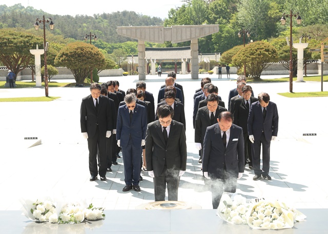 ▲ 김동연 경기도지사와 오병권 행정1부지사, 오후석 행정2부지사, 김현곤 경제부지사 등 관계자들이 3일 광주광역시에 위치한 국립5·18민주묘지를 방문해 참배하고 있다. ⓒ경기도 제공