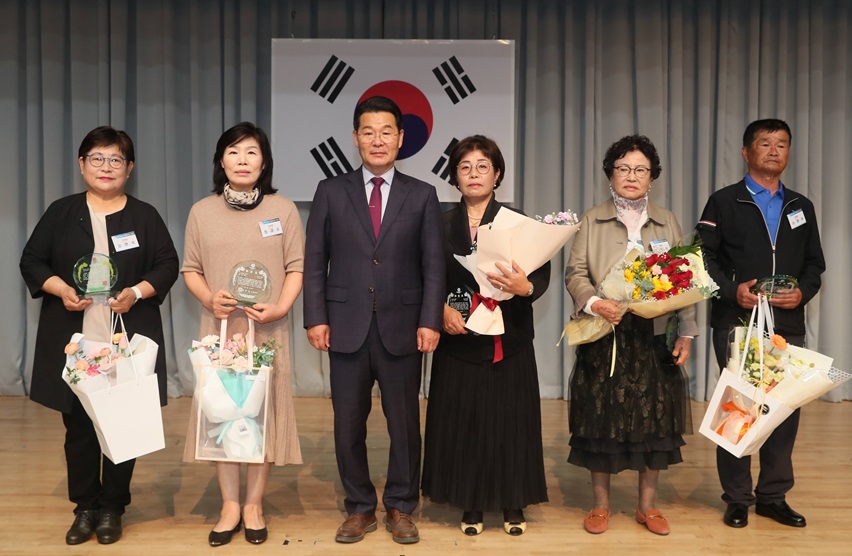 ▲ 부안군은 지난 2일 군청 2층 대강당에서 제52회 어버이날을 앞두고 효행자 13명, 노인복지기여자 2명 등 총 15명에게 군수 표창을 수여했다.
ⓒ부안군 사진 제공.