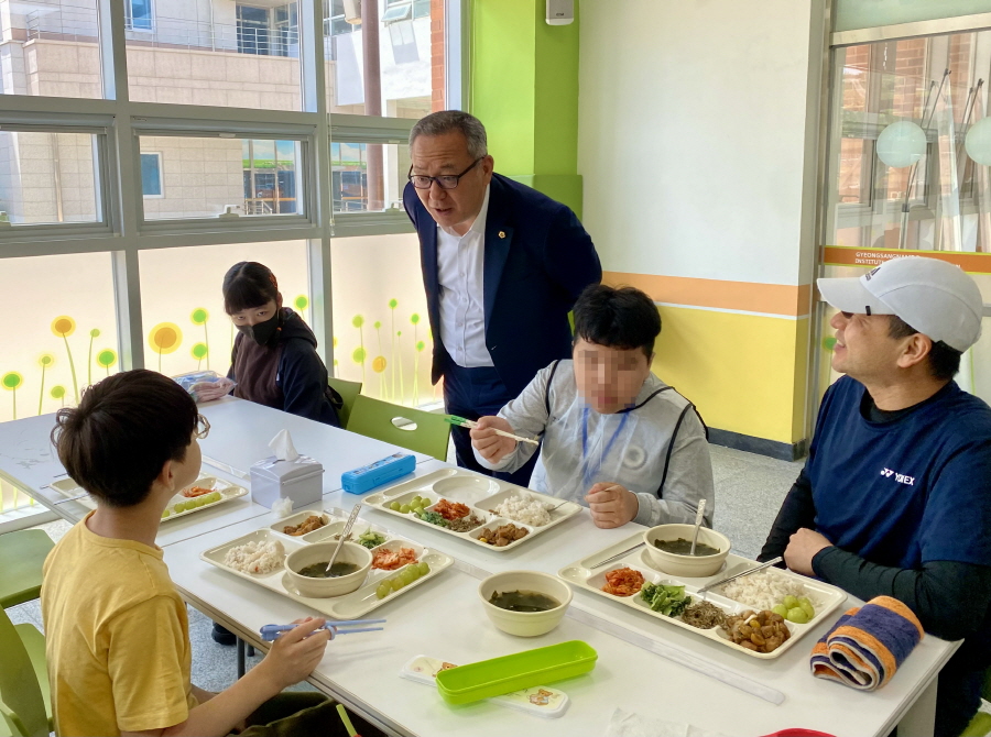 ▲ 정규헌 경남도의원이 밀양아리솔학교 학생들을 대상으로 수련 활동을 진행하고 있는 특수교육원의 운영 진행 과정을 살펴보고 학생 및 직원들을 격려했다. ⓒ경남도의회 제공