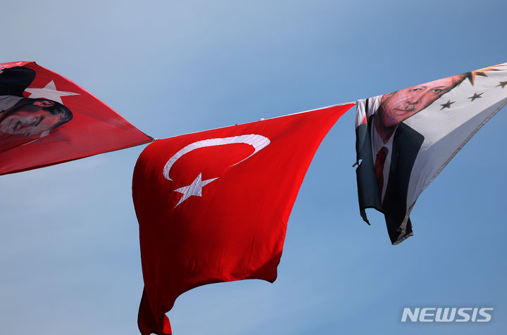 ▲ 튀르키예 말라티아 이키즈체 지진 피해 이재민 영구 거주지에 튀르키예 국기가 휘날리는 모습. ⓒ뉴시스
