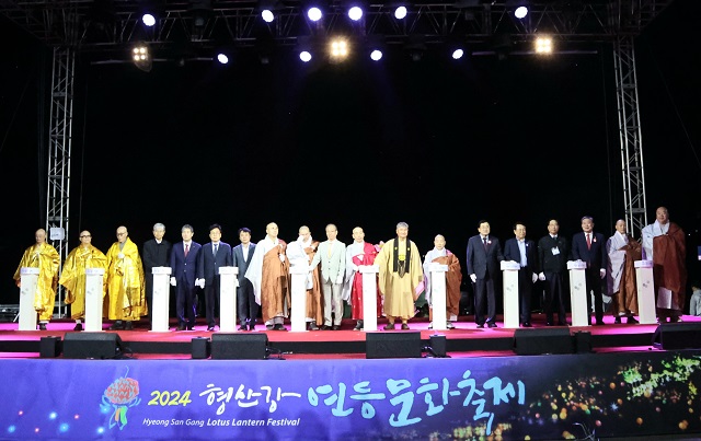 ▲ 경주 대표 전통 문화행사인 ‘2024 형산강 연등문화축제’ 가 지난 2일 화려한 막을 올렸다.  ⓒ경주시