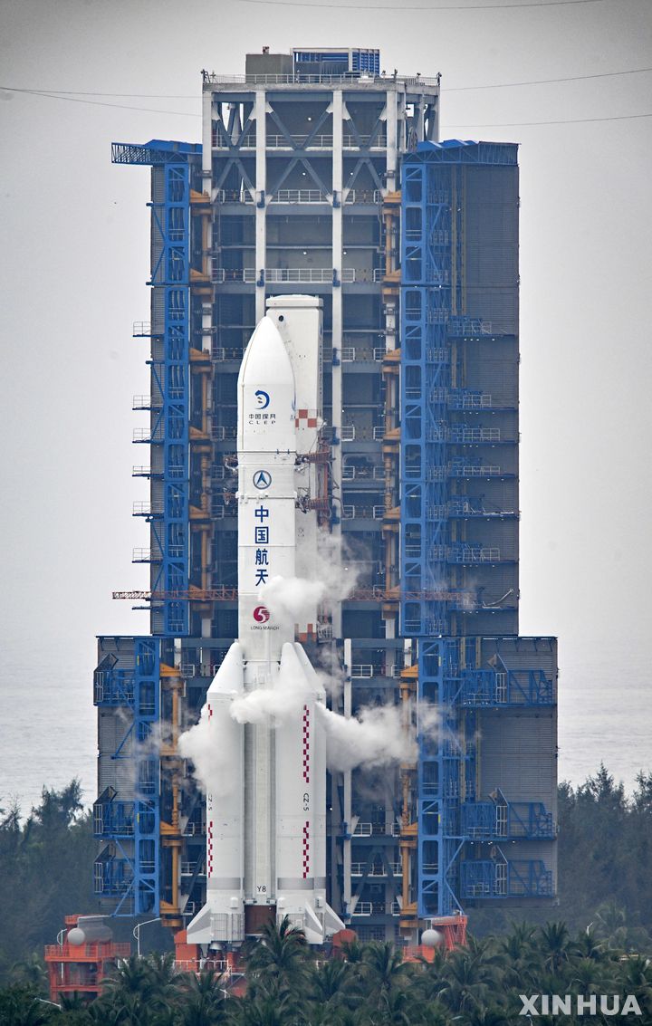 ▲ 중국의 달 이면 착륙 및 채취선 창어 6호 우주선을 상단에 탑재한  우주 로켓 창정 5호 야오 8호가 원창 우주발사장에 기립되어 카운트다운되고 있다. 창어 6호는 성공리에 발사됐다. ⓒ신화/뉴시스