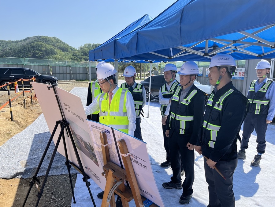 ▲ 한국농어촌공사  이병호 사장이  중북부지구 농촌용수이용체계재편사업 현장을 방문해 설명을 듣고있다.ⓒ농어촌공사