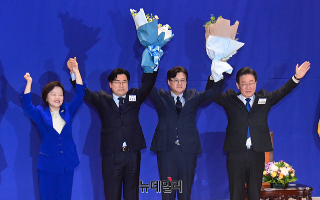 ▲ 박찬대 더불어민주당 신임 원내대표가 3일 오전 국회 의원회관에서 열린 더불어민주당 제1기 원내대표 선출 당선자 총회에서 이재명 대표, 진선미 당 선관위원장, 홍익표 원내대표와 기념촬영을 하고 있다. ⓒ뉴데일리DB