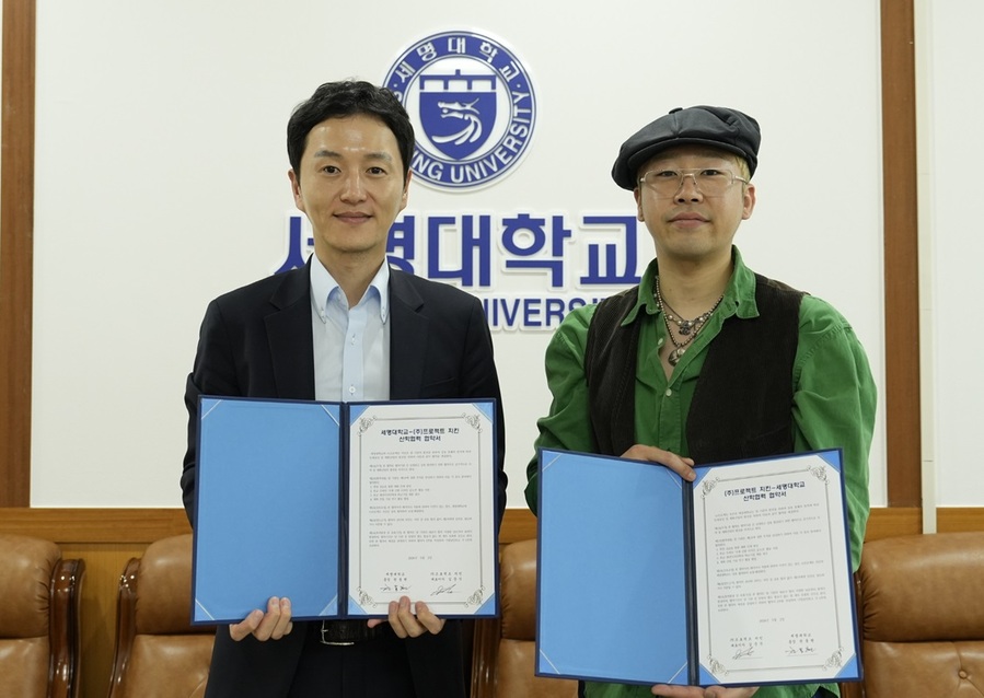▲ 권동현 총장(왼쪽)이 지난 3일 대학 총장실에서  ㈜프로젝트 치킨(대표 김정현‧김준식)과 협약을 체결했다.ⓒ세명대