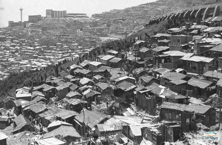 ▲ 6.25 피난민들이 지은 부산 산동네 판자촌. 70년대 초까지도 큰 변화가 없었다.(쟈료사진)