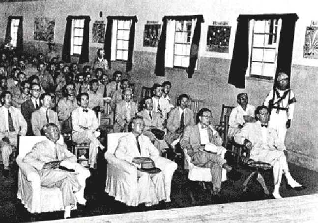 ▲ 부산 임시국회 건물에서 전황을 보고받는 이승만대통령(앞줄 왼쪽부터), 신익희 국회의장, 장면 국무총리, 무초 미국대사.