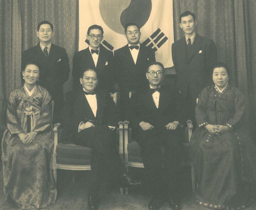 ▲ 1948년 12월 파리 유엔총회에 참석하여 대한민국 국가승인 외교를 벌인 대표단. 앞줄 왼쪽부터 모윤숙 조병옥 장면 김활란, 뒷줄 왼쪽부터 정일형 김우평 장기영 김진구.ⓒ조선DB