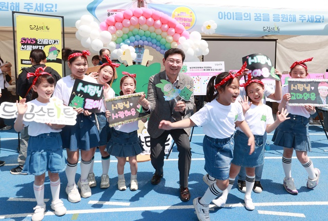 ▲ 이상일 용인특례시장이 지난 4일 용인미르스타디움에서 열린 '용인특례시 어린이날 대축제'에서 어린이들과 기념촬영을 하고 있다. ⓒ용인시 제공