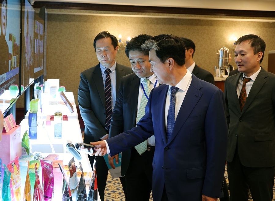 ▲ 김태흠 충남도지사가 수출상담회장에 전시된 상품을 둘러보고 있다.ⓒ충남도
