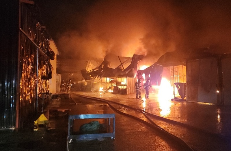 ▲ 지난 5일 오후 10시 20분쯤 세종시 부강면 한 의료용 플라스틱 제조 공장에서 불이 나 소방대원들이 진화 작업을 하고 있다.ⓒ세종소방본부