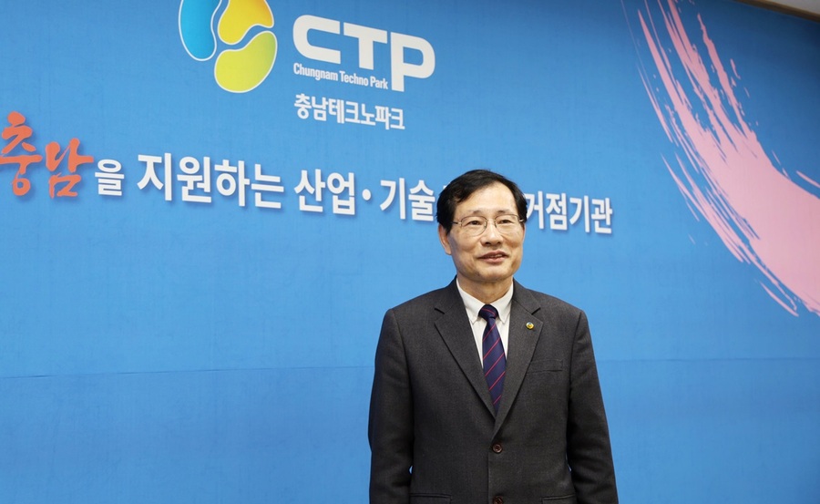 ▲ 서규석 충남테크노파크원장이 충남테크노파크 로그 앞에서 기념촬영을 하고 있다.ⓒ충남테크노파크