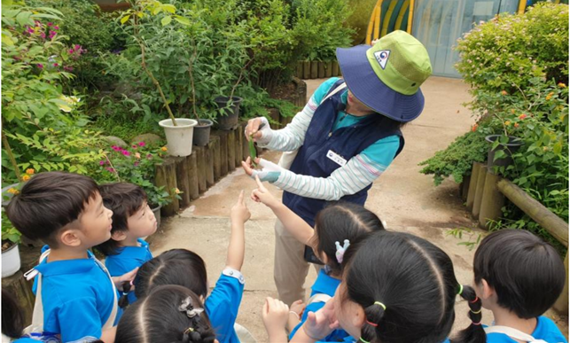 ▲ 인천 부평구 나비공원에서 숲 해설가가 어린이들을 상대로 숲 체험 운영 프로그램을 진행하고 있다. ⓒ 인천시 제공