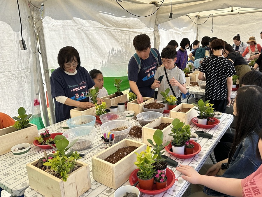 ▲ 2024 청주시 도시농업페스티벌’에서 시민들이 체험행사에 참여하고 있다. ⓒ청주시