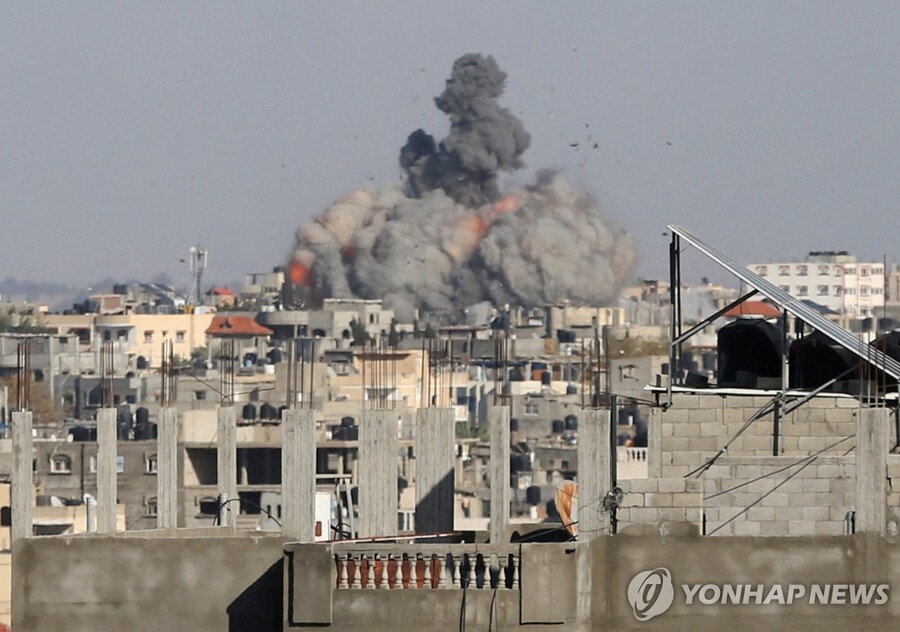 ▲ 가자지구 최남단 도시 라파에서 이스라엘군의 공습으로 검은 연기와 불꽃이 치솟고 있다. ⓒ로이터/연합뉴스