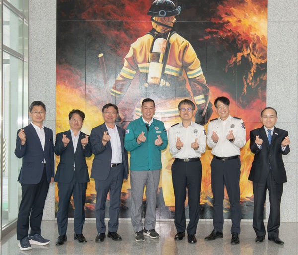 ▲ 최원철 충남 공주시장(가운데)이 최근 중앙소방학교 방문해 드론 실증 도시 구축사업에 대해 논의하고 있다.ⓒ공주시