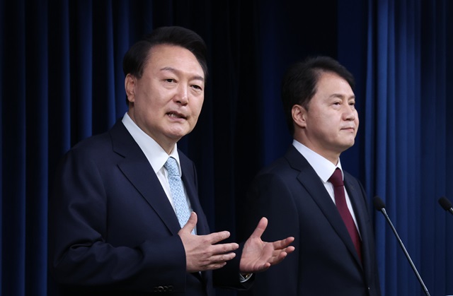 ▲ 윤석열 대통령이 7일 서울 용산 대통령실 청사에서 민정수석에 김주현(오른쪽) 전 법무부 차관을 임명 발표하고 있다. 2024.05.07. ⓒ뉴시스