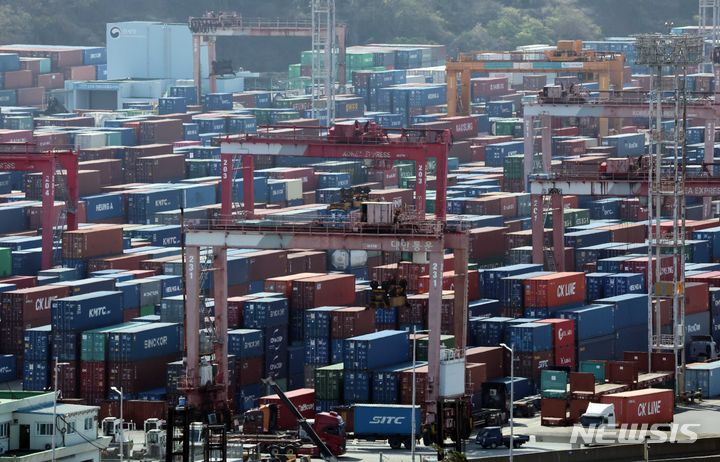 ▲ 부산 남구 신선대부두 야적장에 컨테이너가 쌓여 있는 모습. ⓒ뉴시스