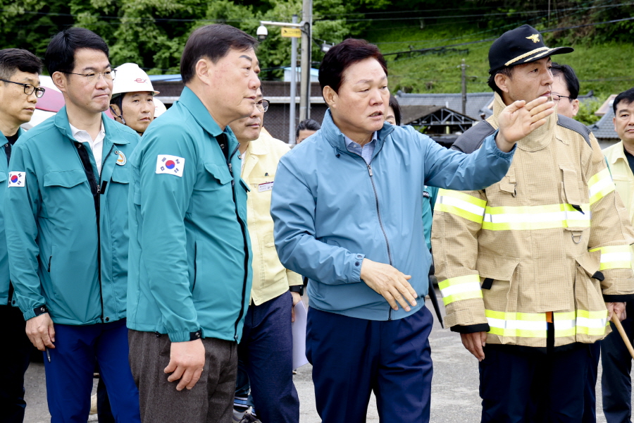 ▲ 박완수 경남도지사가 김윤철(왼쪽) 합천군수와 대양면 양산마을 침수피해 현장을 둘러보며 복구 지시를 하고 있다. ⓒ경남도 제공