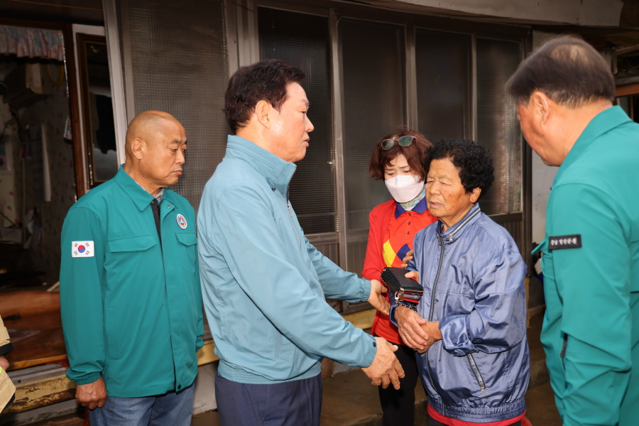 ▲ 박완수 경남도지사가 호우 침수피해를 입은 합천 대양면 양산마을 이재민을 위로하고 있다.
ⓒ 경남도 제공