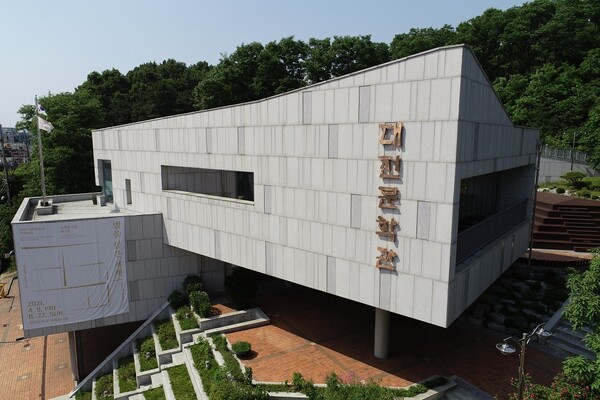 ▲ 대전 문학관은 오는 26일까지 한밭도서관 1층 전시실에서 ‘찾아가는 문학전시’를 개최한다.ⓒ대전시