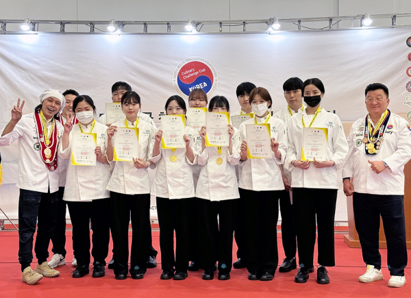 ▲ 대전과학기술대 외식조리제빵계열 재학생들이 지난 6일 대전컨벤션센터에서 개최된 ‘2024 대한민국 챌린지 컵 국제 요리경연대회’에 참가해 베이커리전시경연부문, 라이브경연 부문에서 장관상과 기관장상, 금상을 받았다.ⓒ대전과기대