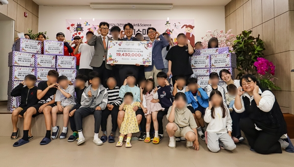 ▲ 대전 신세계가 오는 20일까지 5월 가정의 달을 맞아 천 양원 등 대전 양육시설 9곳을 대상으로 행복한 추억 선물 프로그램인 ‘5월의 크리스마스 행복나눔 푸드트럭’을 초록우산어린이재단 대전지역본부와 함께 운영 중이다.ⓒ대전신세계