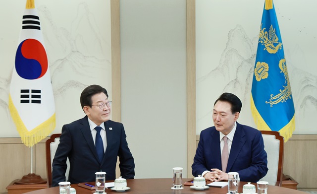 ▲ ▲ 윤석열 대통령이 29일 서울 용산 대통령실 청사에서 이재명 더불어민주당 대표와 회담을 하고 있다. (대통령실통신사진기자단) 2024.04.29. ⓒ뉴시스