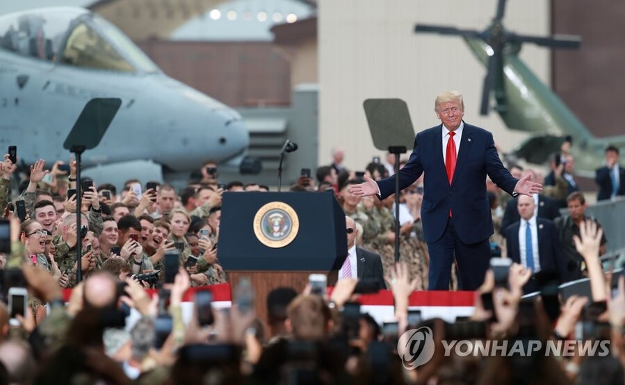 ▲ 2019년 주한미군 오산공군기지를 방문 장병들에게 인사하는 도널드 트럼프 ⓒ연합뉴스