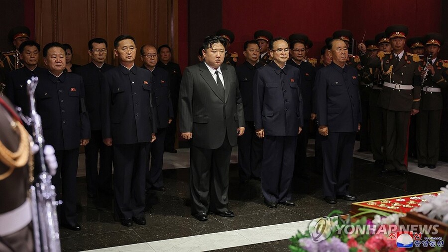 ▲ 북한 김정은이 김기남 전 선전선동 비서의 빈소를 찾아 애도의 뜻을 표시했다고 조선중앙통신이 8일 보도했다. ⓒ북한 조선중앙통신/연합뉴스