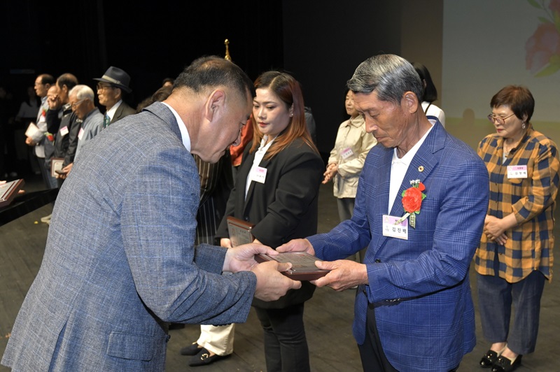 ▲ 최원철 공주시장이 8일 공주문예회관에서 열린'제52회 어버이날 기념식'에서 효 실천 유공자에게 감사패를 전달하고 있다.ⓒ공주시