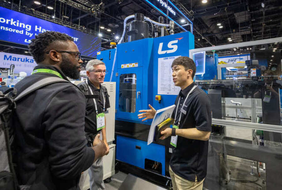 ▲ LS엠트론 관계자가 NPE 2024에서 참관객에게 제품(사출성형기)을 설명하는 모습.ⓒLS엠트론