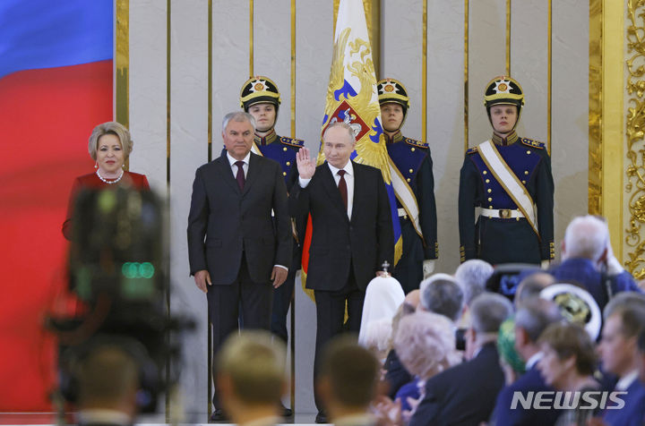 ▲ 블라디미르 푸틴(가운데) 러시아 대통령이 7일(현지시각) 러시아 모스크바 크렘린궁 대궁전에서 열린 취임식에서 참석자들에게 손을 흔들고 있다. ⓒAP/뉴시스