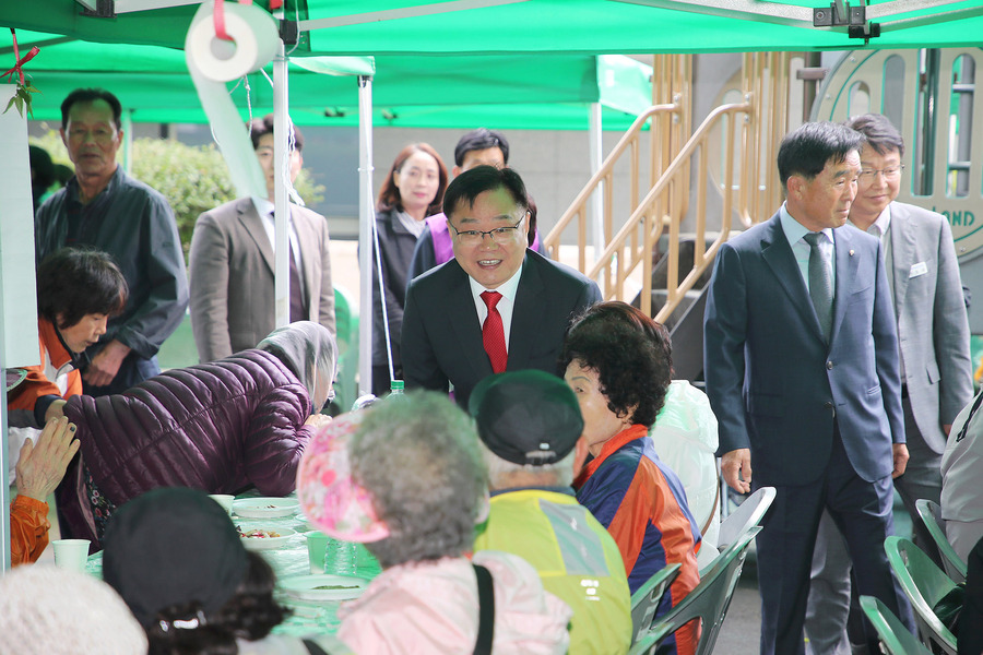 ▲ 홍남표 창원시장이 회성동 어르신 경로잔치’에 참석해 감사의 마음을 전했다.
ⓒ창원시 제공