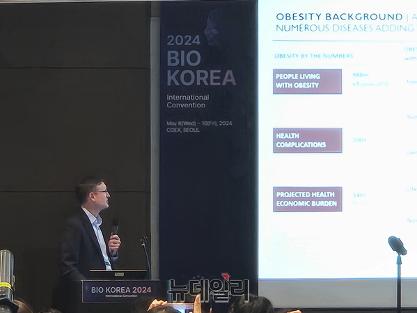 ▲ 글로벌 바이오 헬스케어 벤처 캐피탈인 쿠르마파트너스의 피터 노이벡 파트너가 '당뇨·비만 치료제 개발 및 투자시장의 글로벌 동향'을 주제로 발표하고 있다.ⓒ최영찬 기자