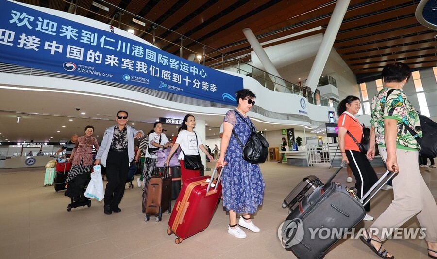 ▲ 인천항에 입국한 중국인 관광객들이 입국장을 빠져나가고 있다. ⓒ인천관광공사 제공