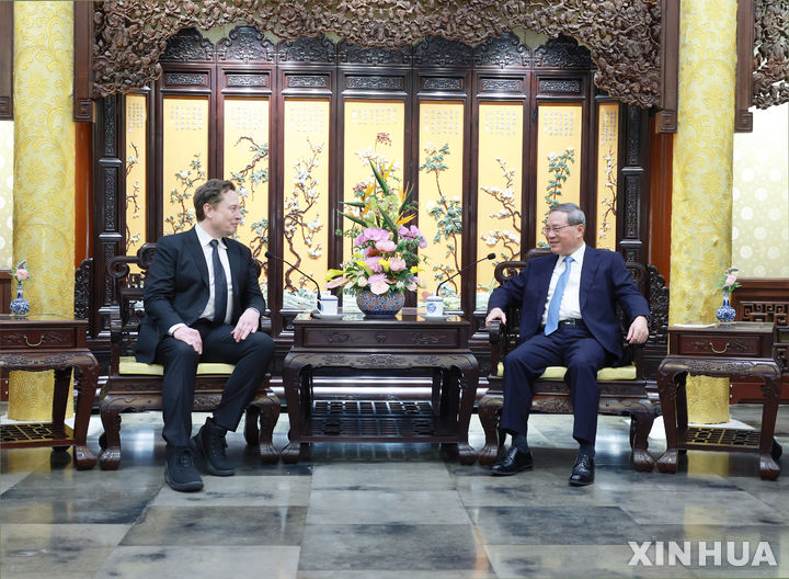 ▲ 지난달 28일 리창 중국 총리(오른쪽)가 베이징에서 일론 머스크 테슬라 최고경영자(CEO)와 회담 중인 모습. ⓒ신화/뉴시스