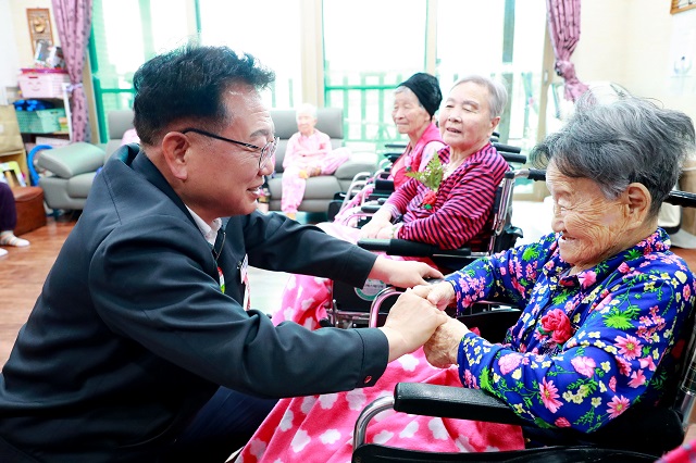 ▲ 손병복 군수가 가정의 달을 맞이해 어르신에게 카네이션을 달아드리고 있다.ⓒ울진군