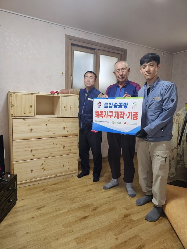 ▲ 한울원자력본부 목공동호회 ‘금강송공방’ 회원들은 지난 7일 자체 제작한 원목 가구를 지역사회 취약계층에 전달했다.ⓒ한울본부