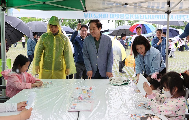 ▲ 김주수 군수가 저출산극복 캠페인 행사에 동참하고 있다.ⓒ의성군