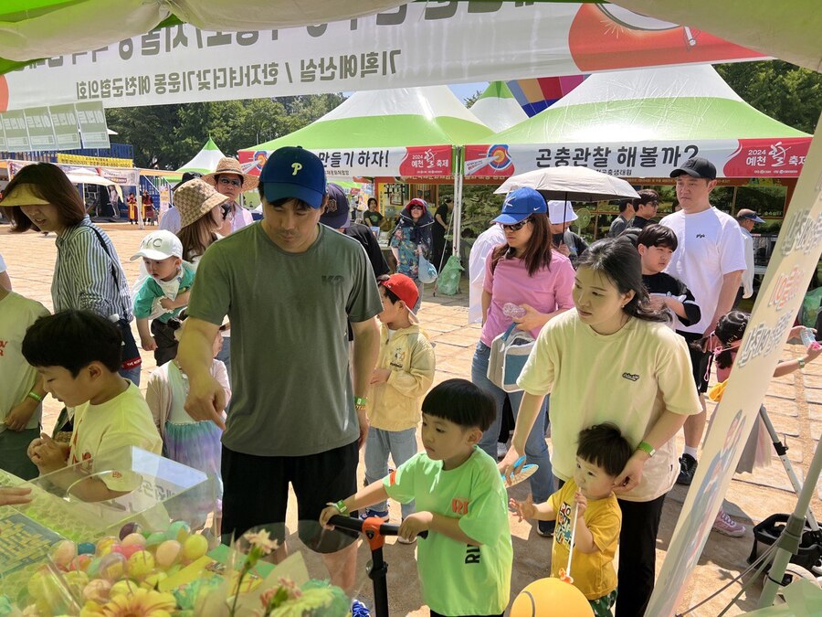 ▲ 예천군은 지난 3일~6일까지 4일간 열린 예천활축제 기간 동안 저출생 극복인식 개선을 위한 홍보 캠페인을 진행했다.ⓒ예천군