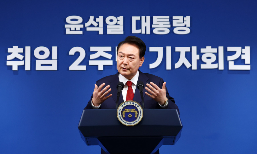 ▲ 윤석열 대통령이 9일 서울 용산 대통령실 청사에서 열린 취임 2주년 기자회견에서 출입기자들의 질문에 답변하고 있다. ⓒ뉴시스 제공