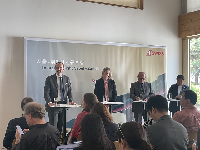 ▲ 9일 종로구 스위스대사관에서 개최된 스위스항공의 한국 취항 기념 기자간담회.사진 왼쪽에서부터 마쿠스 빈커트 스위스항공 최고 재무 책임자, 줄리아 힐렌브랜드 스위스항공 브랜드 경험 부사장, 레안드로 토니단델 스위스항공 한국 지사장, 김지인 스위스 관광청 한국 사무소장.ⓒ이가영 기자