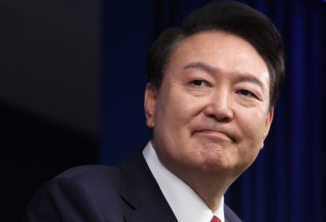 ▲ 윤석열 대통령이 9일 서울 용산 대통령실 청사에서 열린 취임 2주년 기자회견에서 출입기자들의 질문을 듣고 있다. ⓒ뉴시스