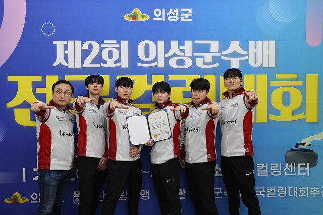 ▲ 의성군청 남자 컬링팀이 지난달 29일부터 4일까지 치러진 제2회 의성군수배 전국컬링대회에서 준우승을 차지했다.ⓒ의성군
