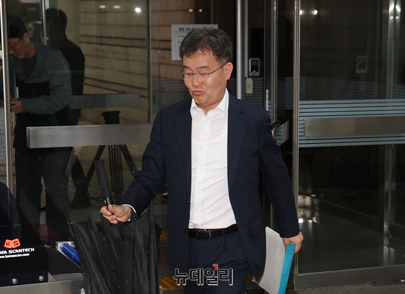 ▲ 대장동 개발 배임 혐의를 받고 있는 화천대유 대주주 김만배 씨가 4월15일 오전 서울 서초구 중앙지방법원에서 열린 124차 공판에 출석하고 있다. ⓒ서성진 기자